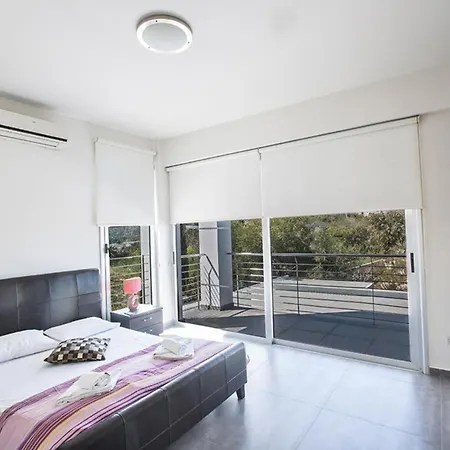 Luxury 4 Bedroom With Private Pool, 1226 Protaras