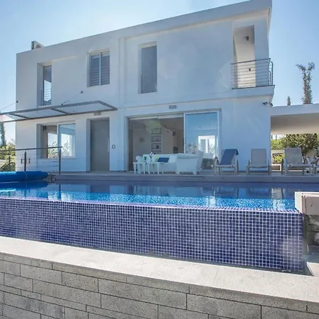 Luxury 4 Bedroom With Private Pool, 1226 * Protaras